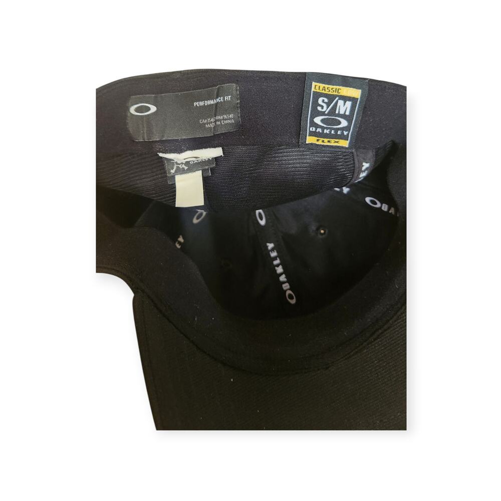 Oakley Tincan Stretch Performance Fit Metal Blue Logo Black Flexfit Baseball Hat - Picture 5 of 5